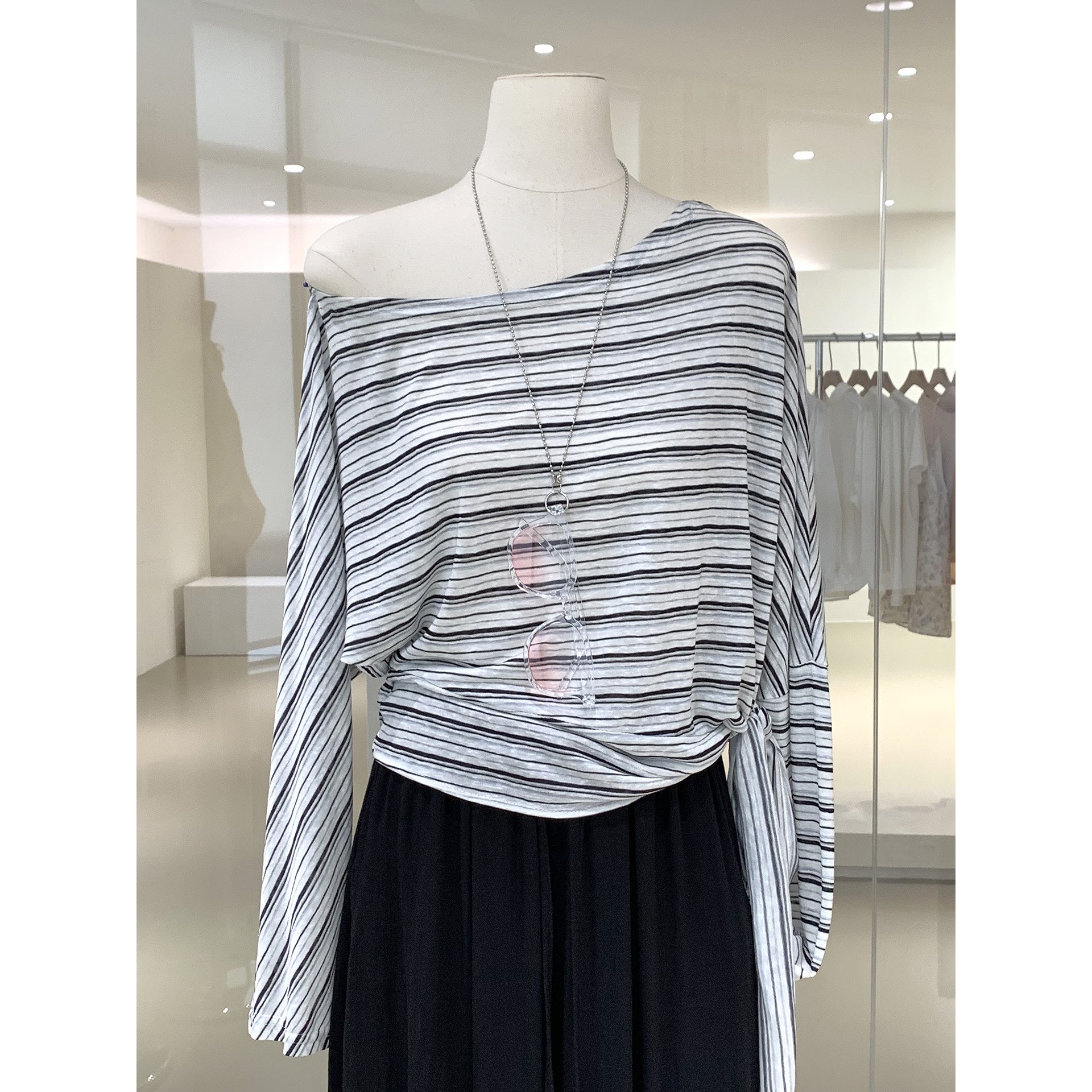 松弛感简约风一字领斜肩长袖小衫薄料防晒透气绑带罩衫上衣配眼镜