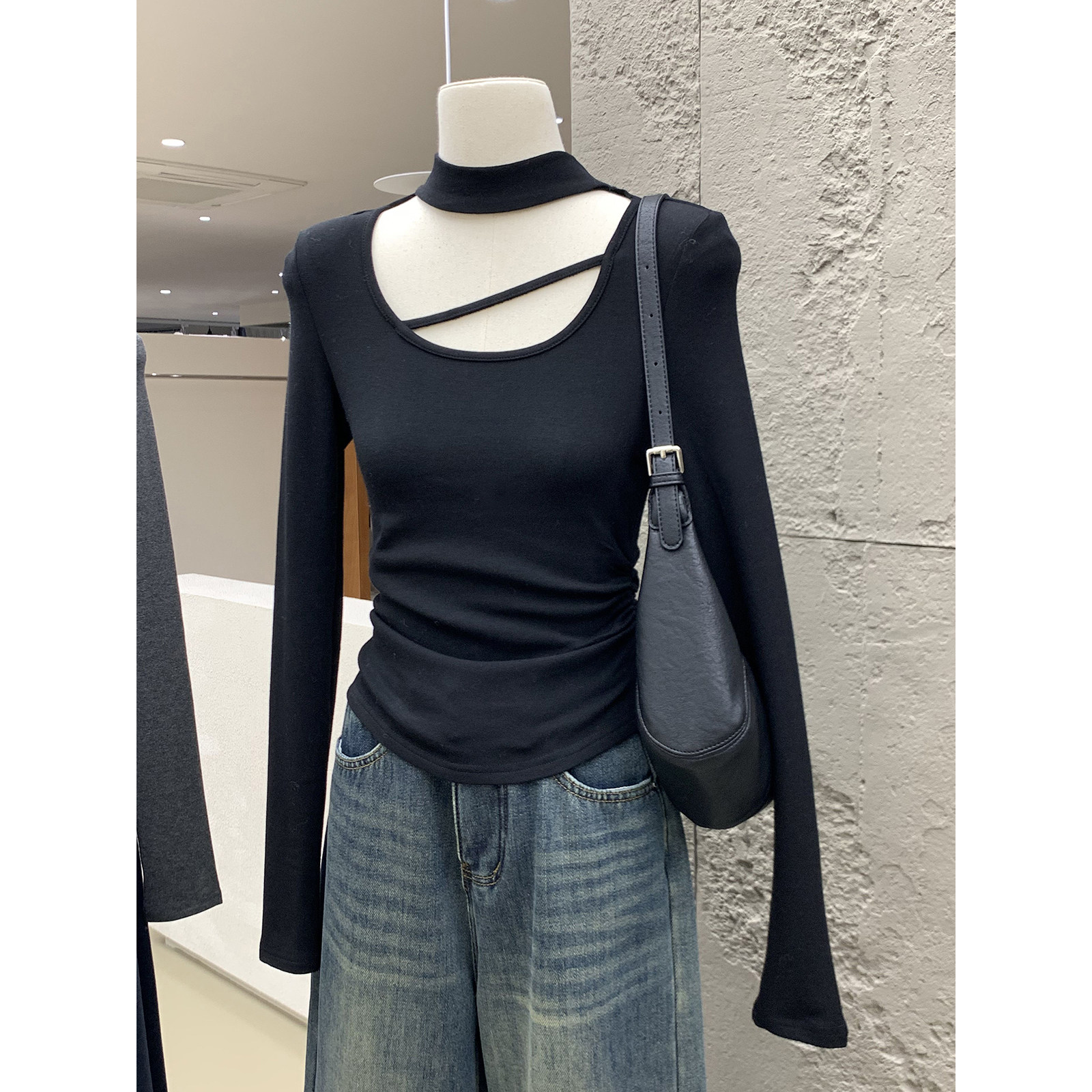 漂亮小性感挂脖设计薄绒长袖小衫秋冬新款褶皱收腰显瘦垫肩短上衣,女装/女士精品,T恤,淘宝优惠券,粉丝福利购,淘宝优惠卷