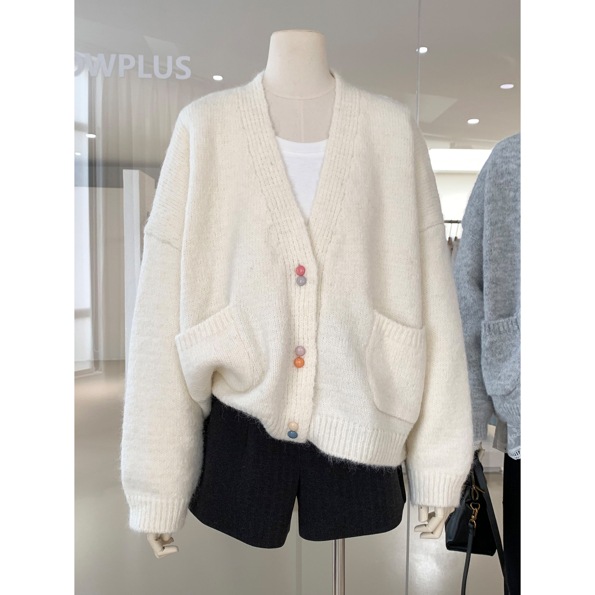 韩系松弛感彩色纽扣V领毛衣开衫