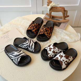 儿童豹纹拖鞋夏季新款2026韩版女中大童一脚蹬软底凉拖外穿宝宝鞋