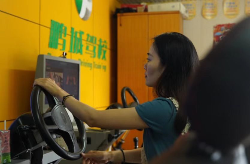 鹏城驾校深圳学车龙华模拟机直营考场一对一教学全包班学车推荐