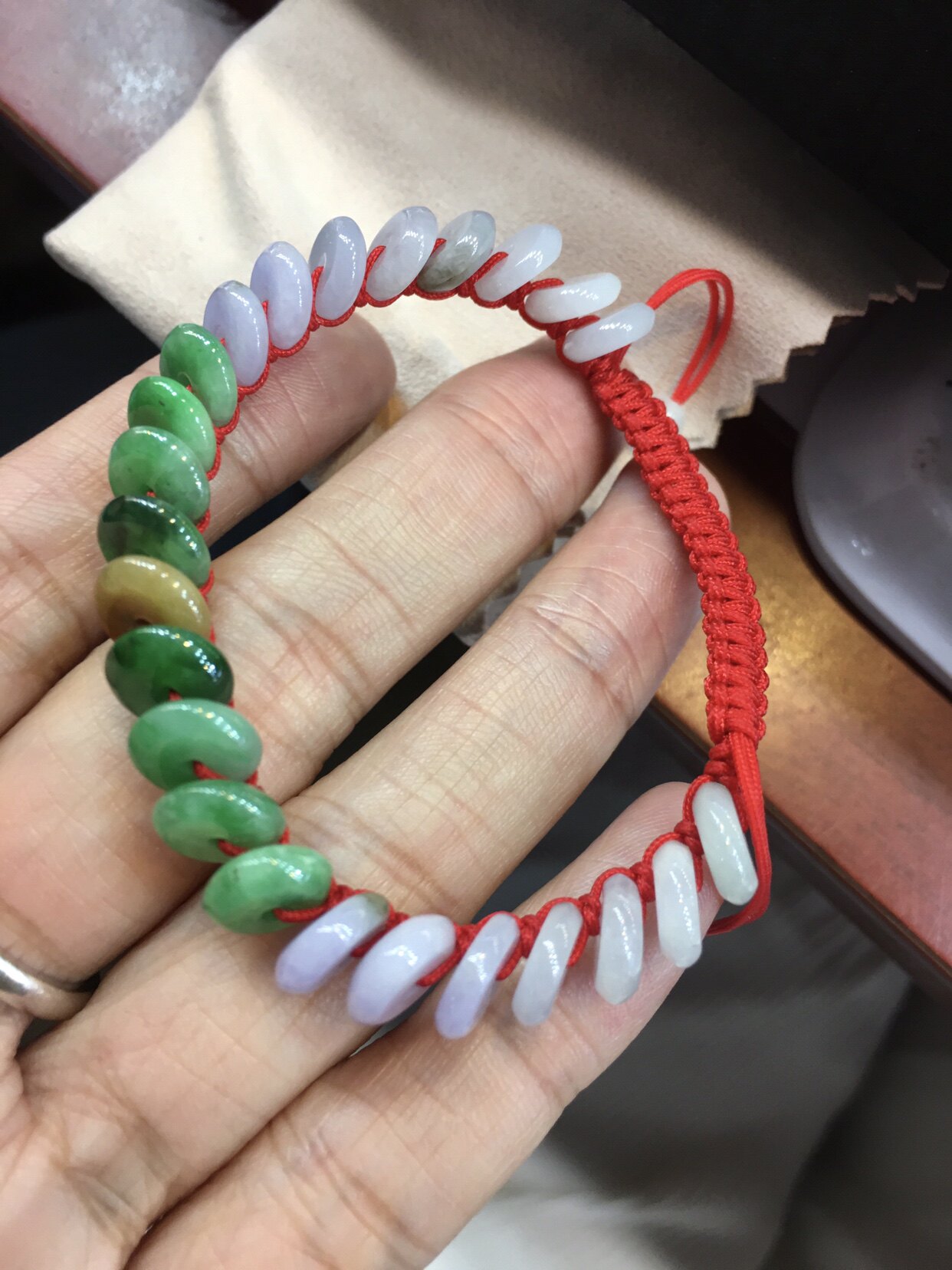 大人天然翡翠手绳，三彩色泽好，8.8x3mm，24颗