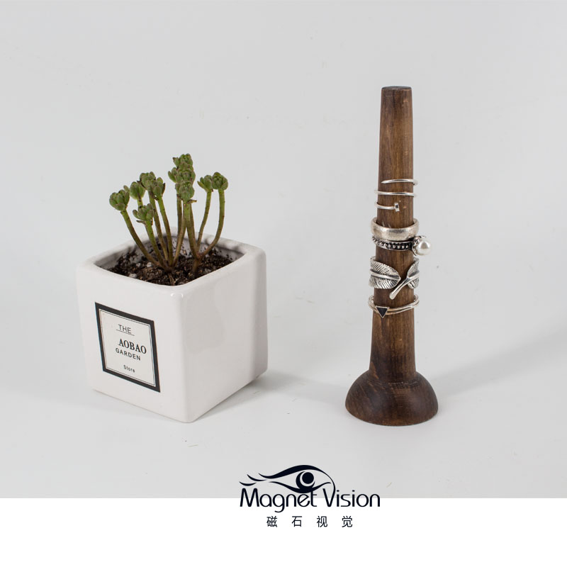 「磁石」原木擦色做旧戒指陈列展示托架圆柱戒指橱窗拍摄陈列道具