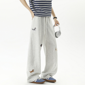 现货2026春新款高品质趣味腊肠狗刺绣弯刀阔腿休闲裤K2507-特P50，男装休闲裤，星座418-2