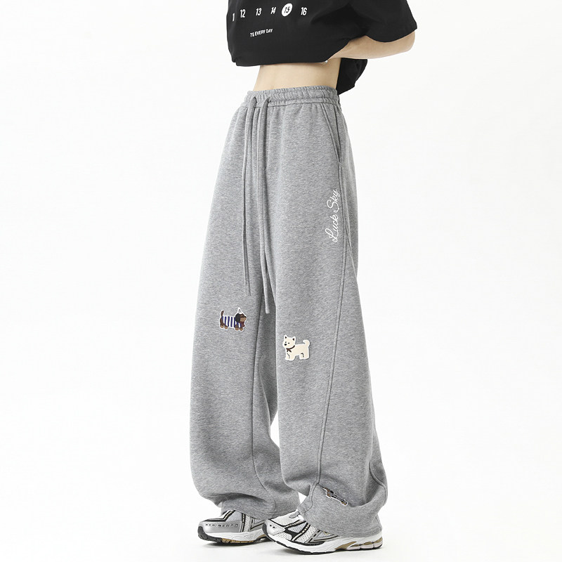 现货2026春新款高品质趣味腊肠狗刺绣弯刀阔腿休闲裤K2507-特P50，男装休闲裤，星座418-2