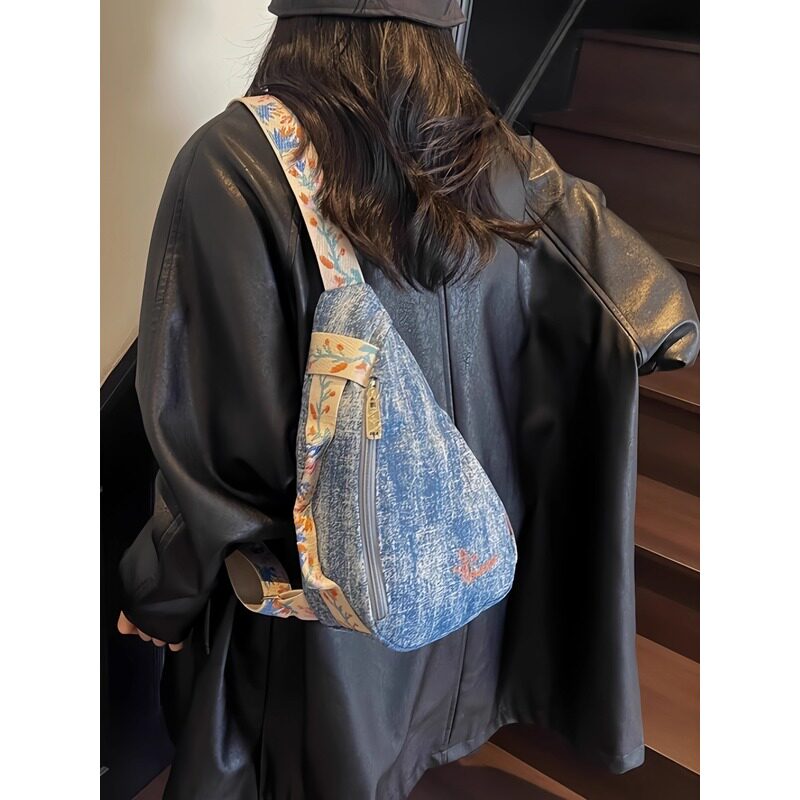 香港IT HKINS休闲时尚单肩包2025新款牛仔胸包通勤轻便百搭斜挎包