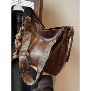 ckitty it复古水桶包月牙包咖色包包宽带斜挎包托特包小个子软皮