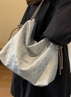 新加坡Cienda Kuelta 尼龙布包包女大容量2024新款时尚百搭斜挎包