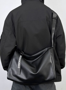 法国MlCANl KONS斜挎包男高级感软皮2024新款单肩包简约潮流背包