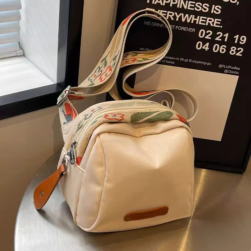 法国IT.onick防水尼龙布斜挎包包女新款大容量通勤单肩包休闲设计