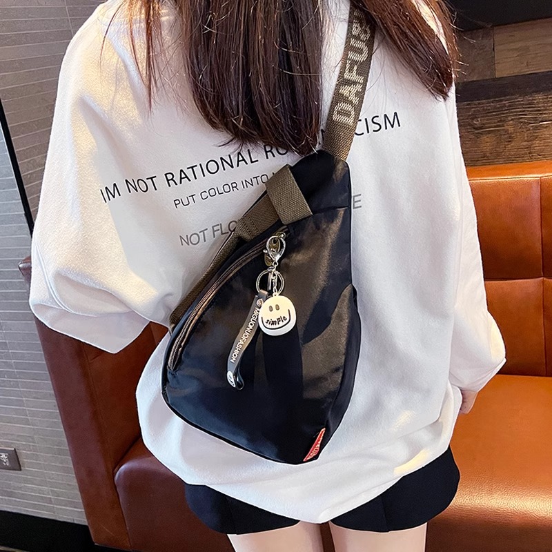 法国MKBM轻便笑脸挂件胸包女2025新款邮差斜挎包通勤骑行旅行小包