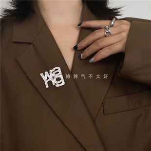 6349 WANG 2020新款 韩国字母个性 百搭别针创意衣服配饰冷淡胸针