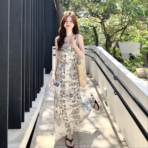法式轻奢时尚挂脖连衣裙女夏季新款时尚宽松设计感印花无袖背心裙图片