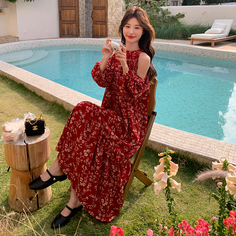 红色漂亮独特度假连衣裙女2025夏日新款露肩小心机气质茶歇碎花裙,女装连衣裙,芭图娜