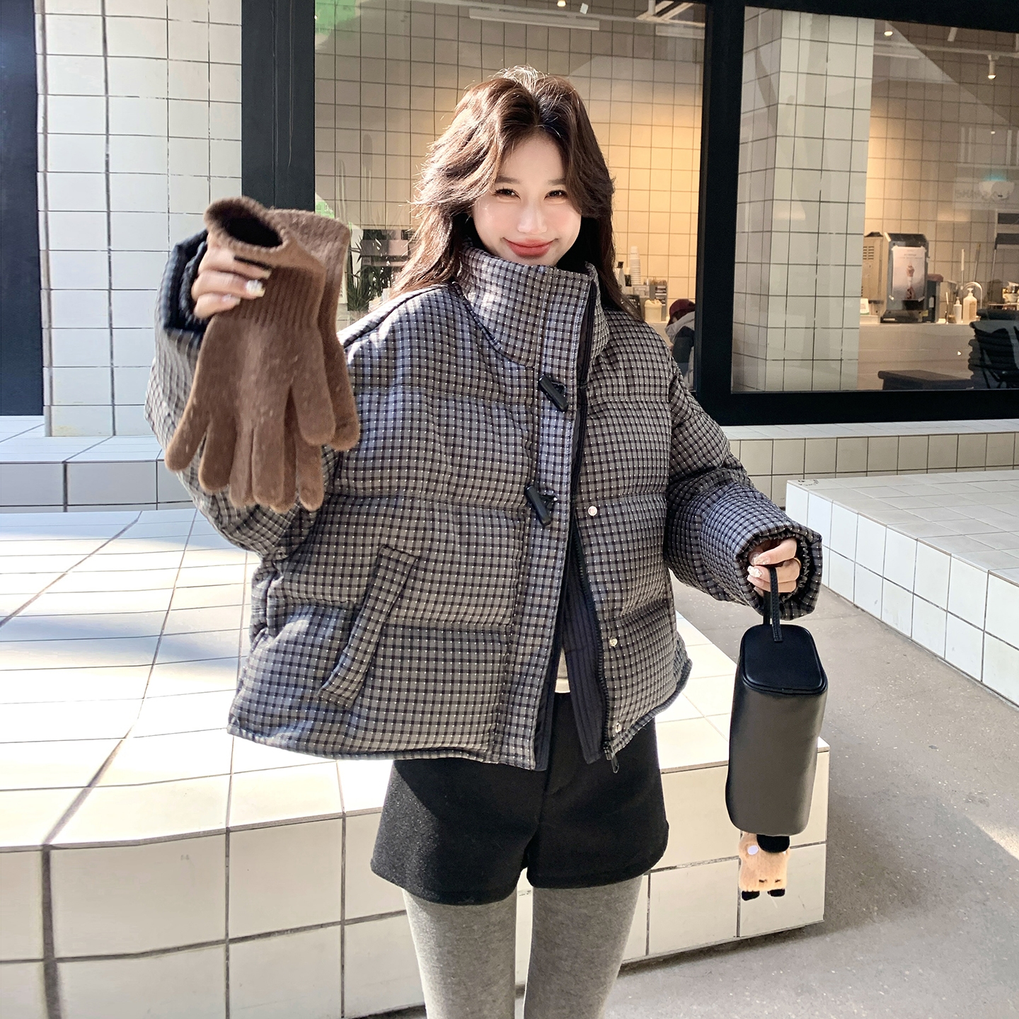 现货主推！50白鸭绒黑格牛角扣短款羽绒服B260-5372-P285K428，女装羽绒服，芭图娜