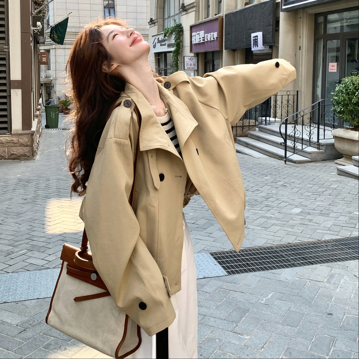 现货主推款！卡其色短款风衣外套B260-5210-P165K238,女装风衣,芭图娜