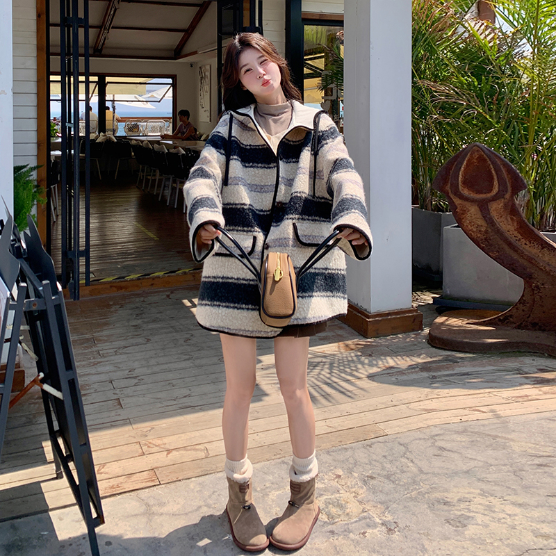 现货！24冬新款米色条纹连帽毛绒外套260-3567-P165K238，女装毛呢外套，芭图娜