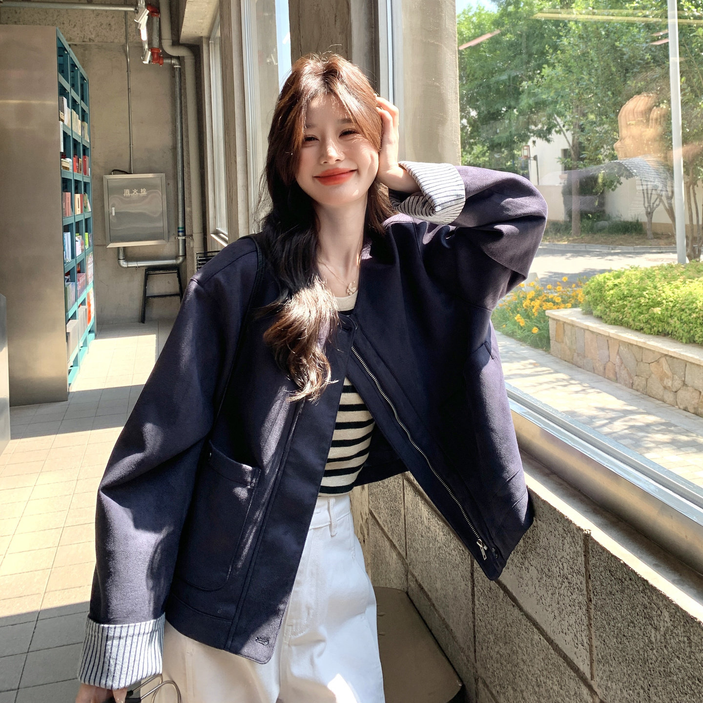 大货已出！藏蓝色麂皮绒拼条纹袖短外套B260-5205-P155K228,女装短外套,芭图娜