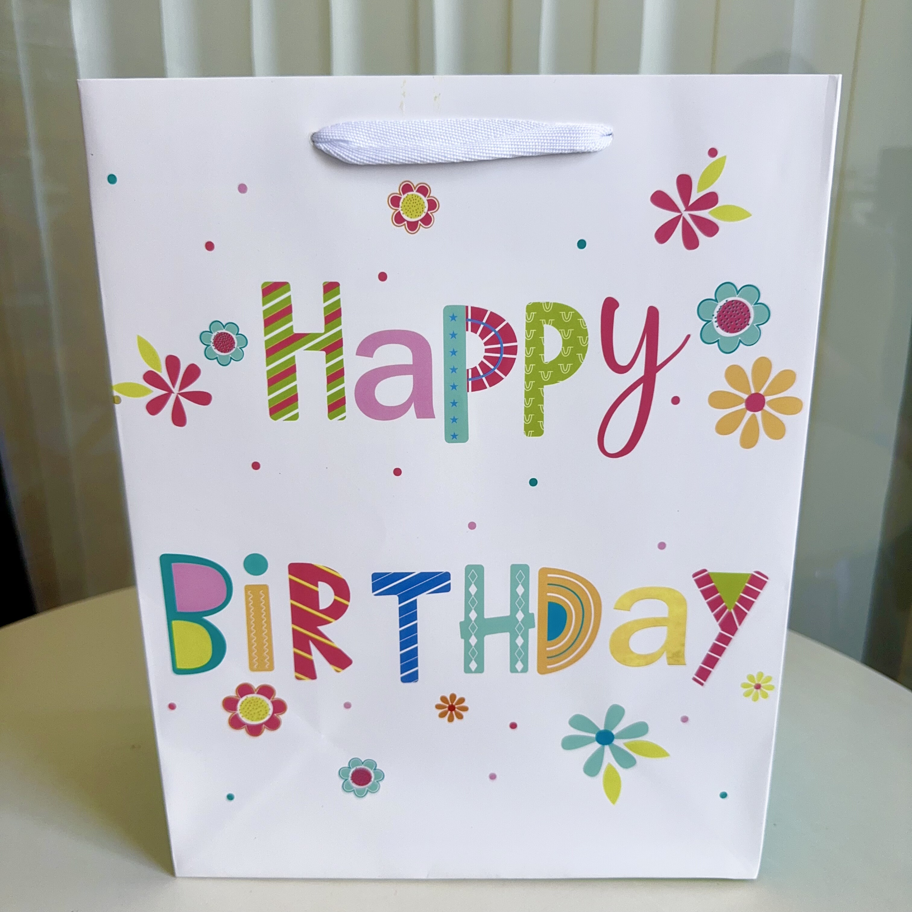 a4彩色字母生日快乐礼品袋 清新小花生日手提纸袋十个