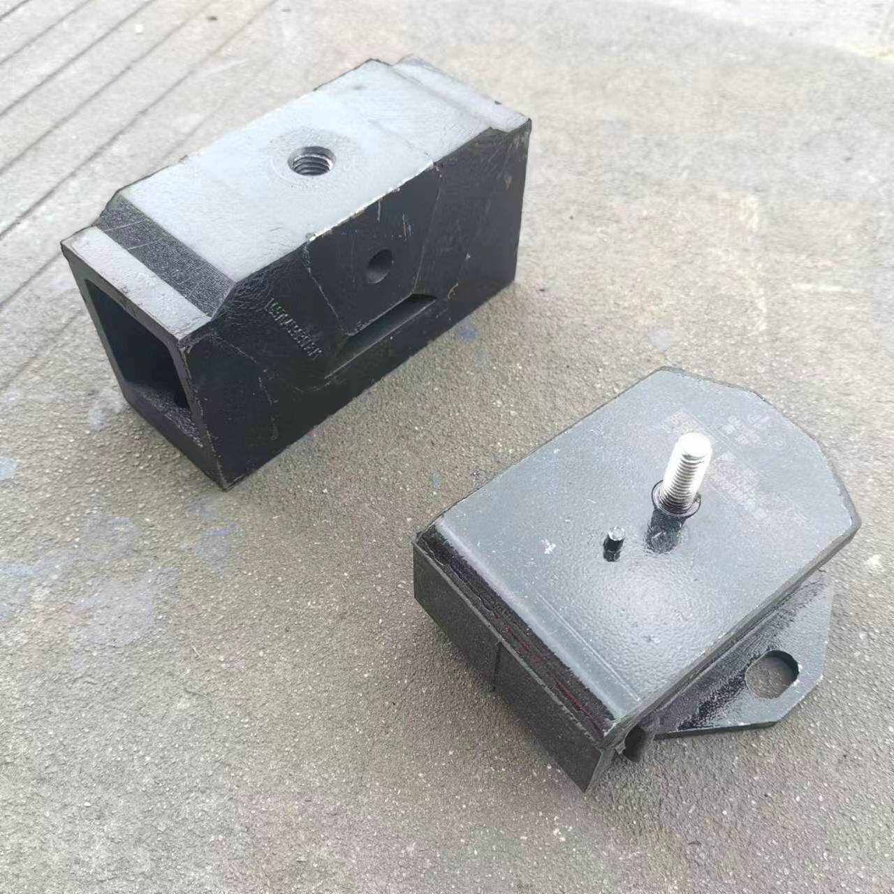 重汽王牌瑞狮腾狮力狮捷狮国六新款发动机后脚垫胶垫后机脚垫原厂