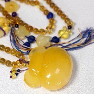 琥珀蜜蜡小熊头斜挎链女款 青金色配饰紫龙晶流苏滴流原创设计款