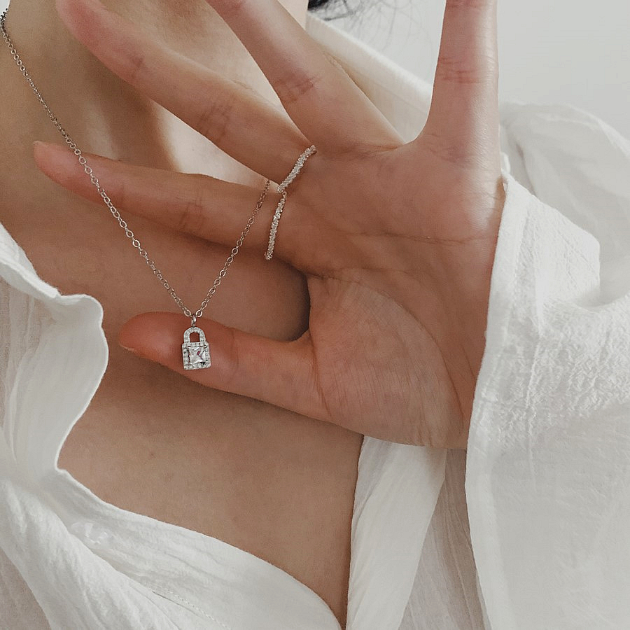 上新85折质感轻奢mini方锁头项链