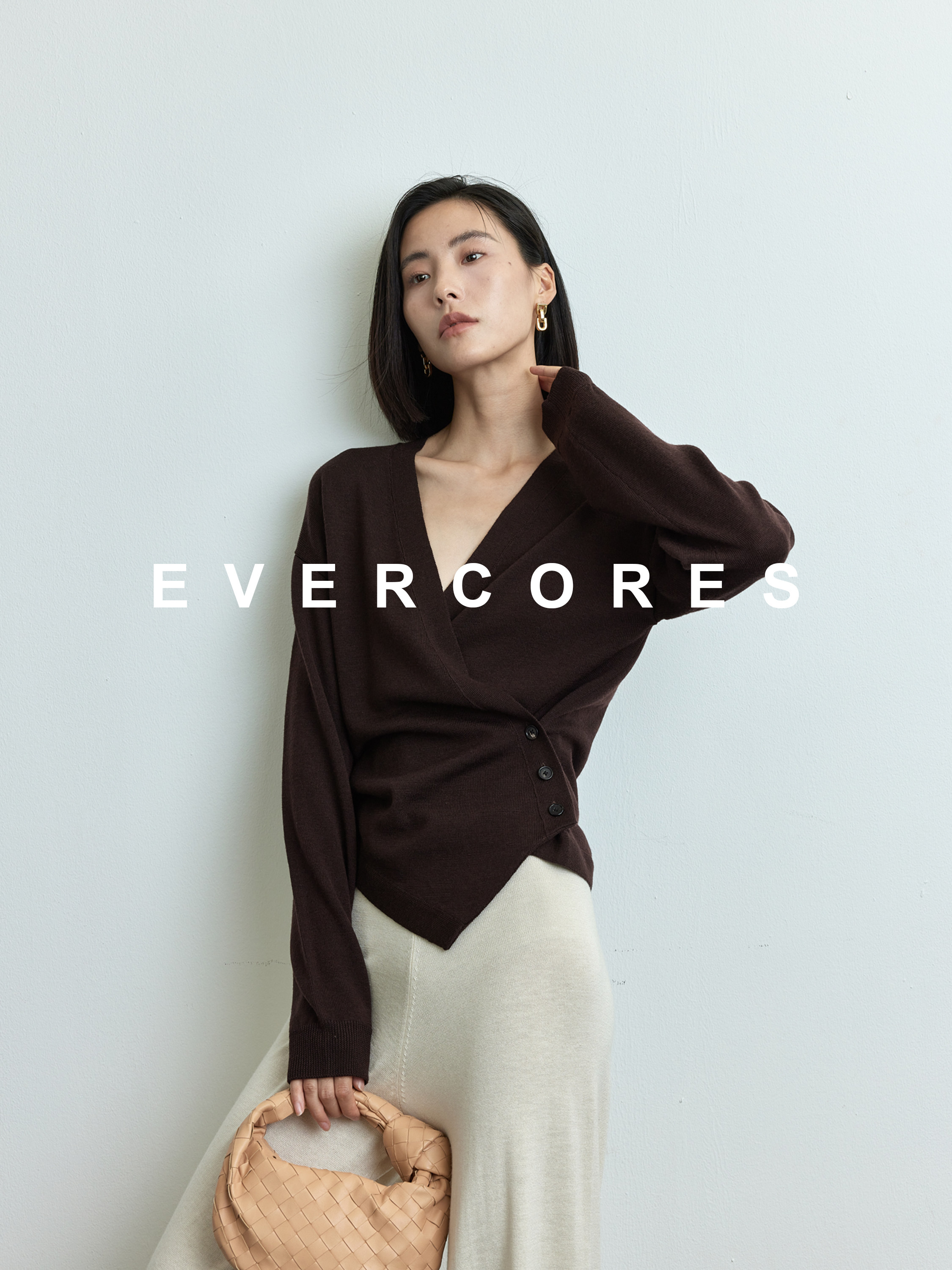 EVERCORES 2024秋冬 时髦知识分子风不规则设计侧开扣V领羊毛开衫,女装/女士精品,毛针织衫,淘宝优惠券,粉丝福利购,淘宝优惠卷