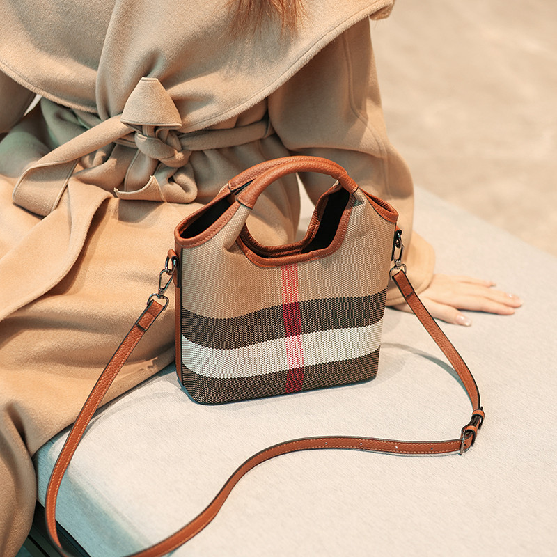 帆布格子包包大容量真皮菜篮子水桶包女2026新款手提包单肩斜挎包