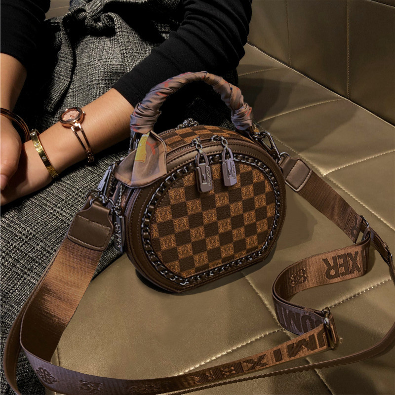 包包女2026新款潮高级感时尚小圆包徽章圆饼包手提单肩宽带斜挎包