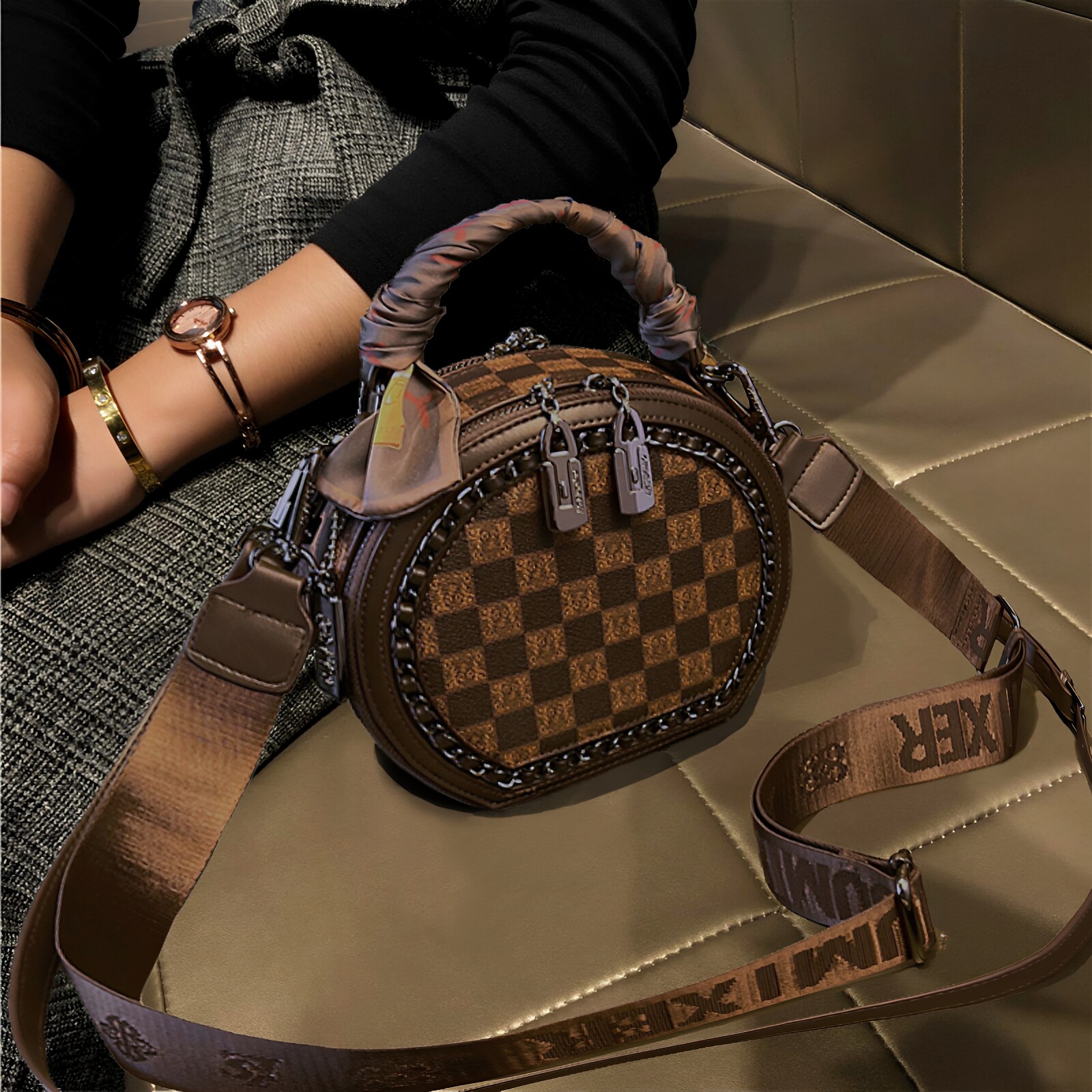 包包女2026新款潮高级感时尚小圆包徽章圆饼包手提单肩宽带斜挎包