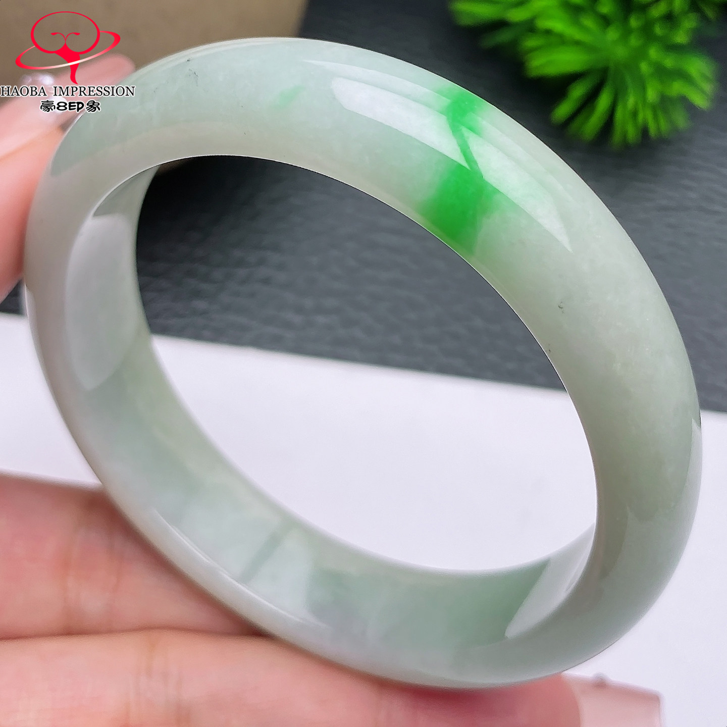 豪8印象X26220X870翡翠手镯圈口54.3天然浅绿底带翠缅甸玉镯50g