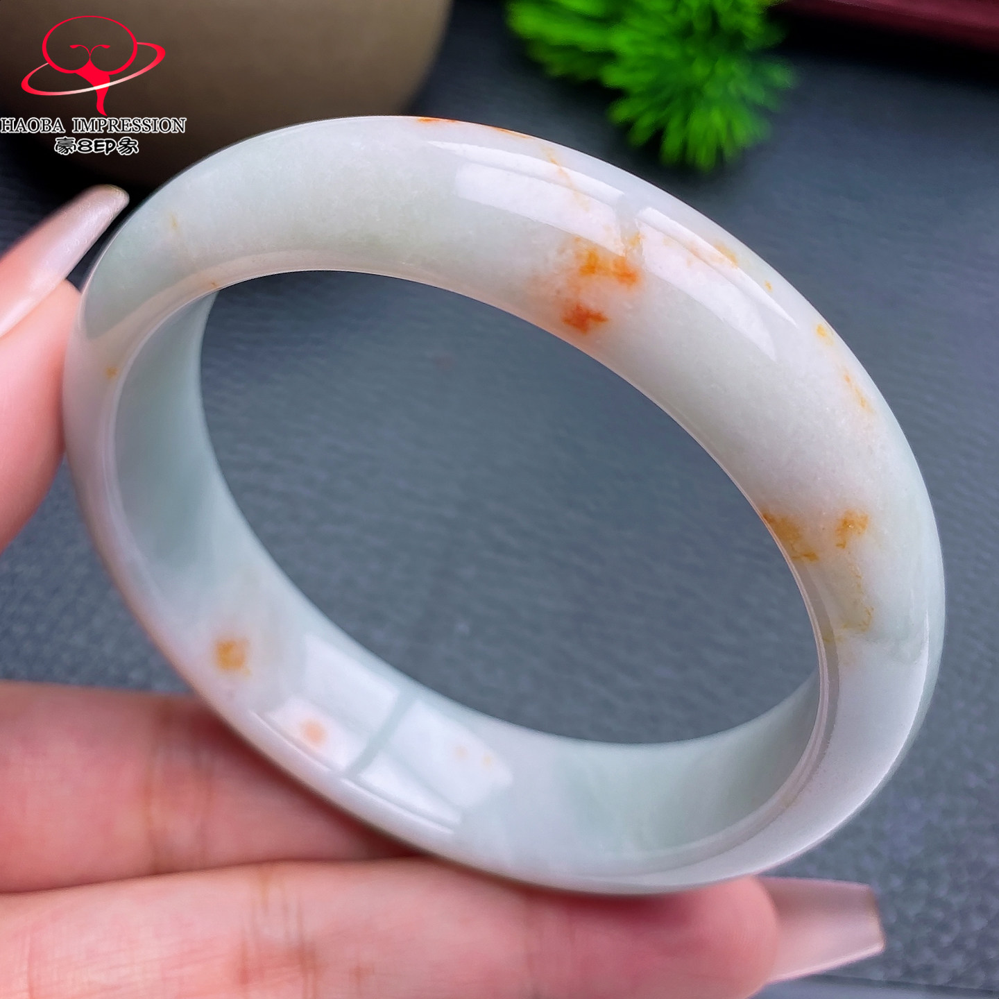 豪8印象&reg;X26060X578翡翠手镯圈口57.3天然糯种淡绿带洒金玉镯61g