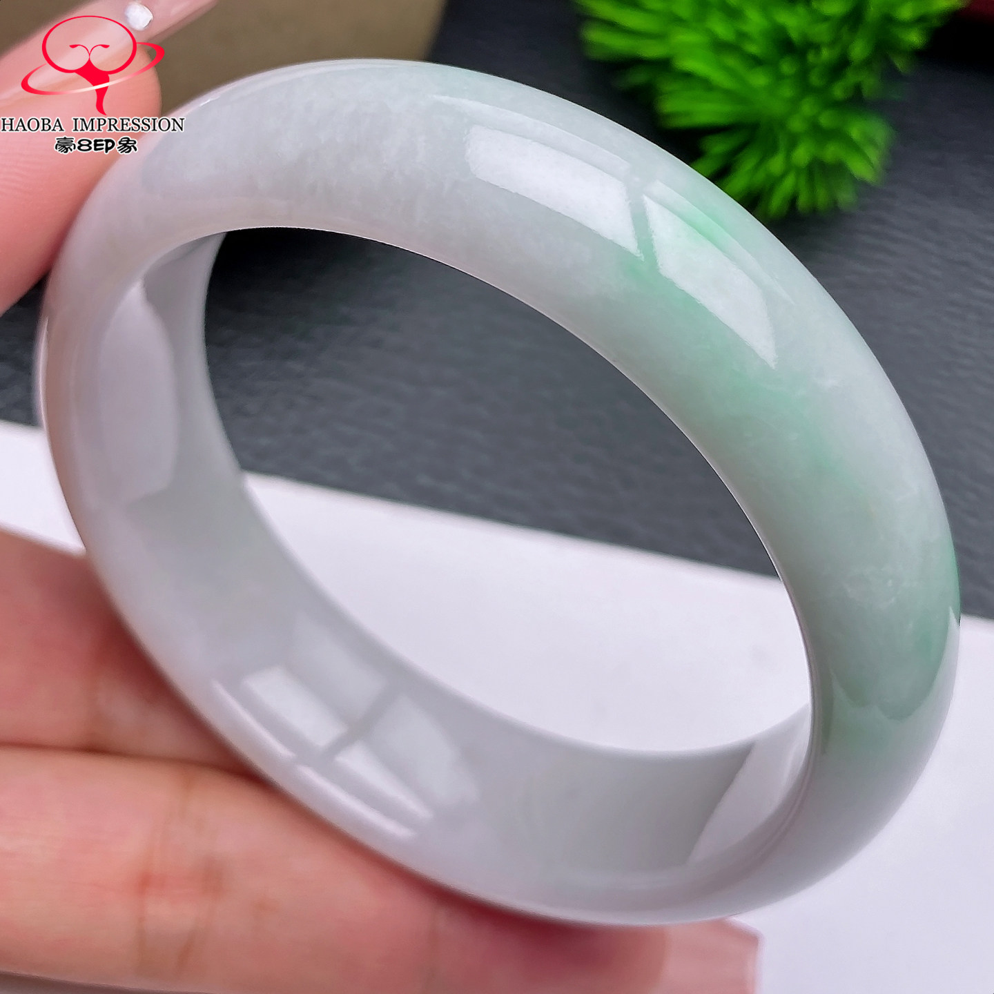 豪8印象X26150X881翡翠手镯圈口58.3天然白底淡绿缅甸a货玉镯75g