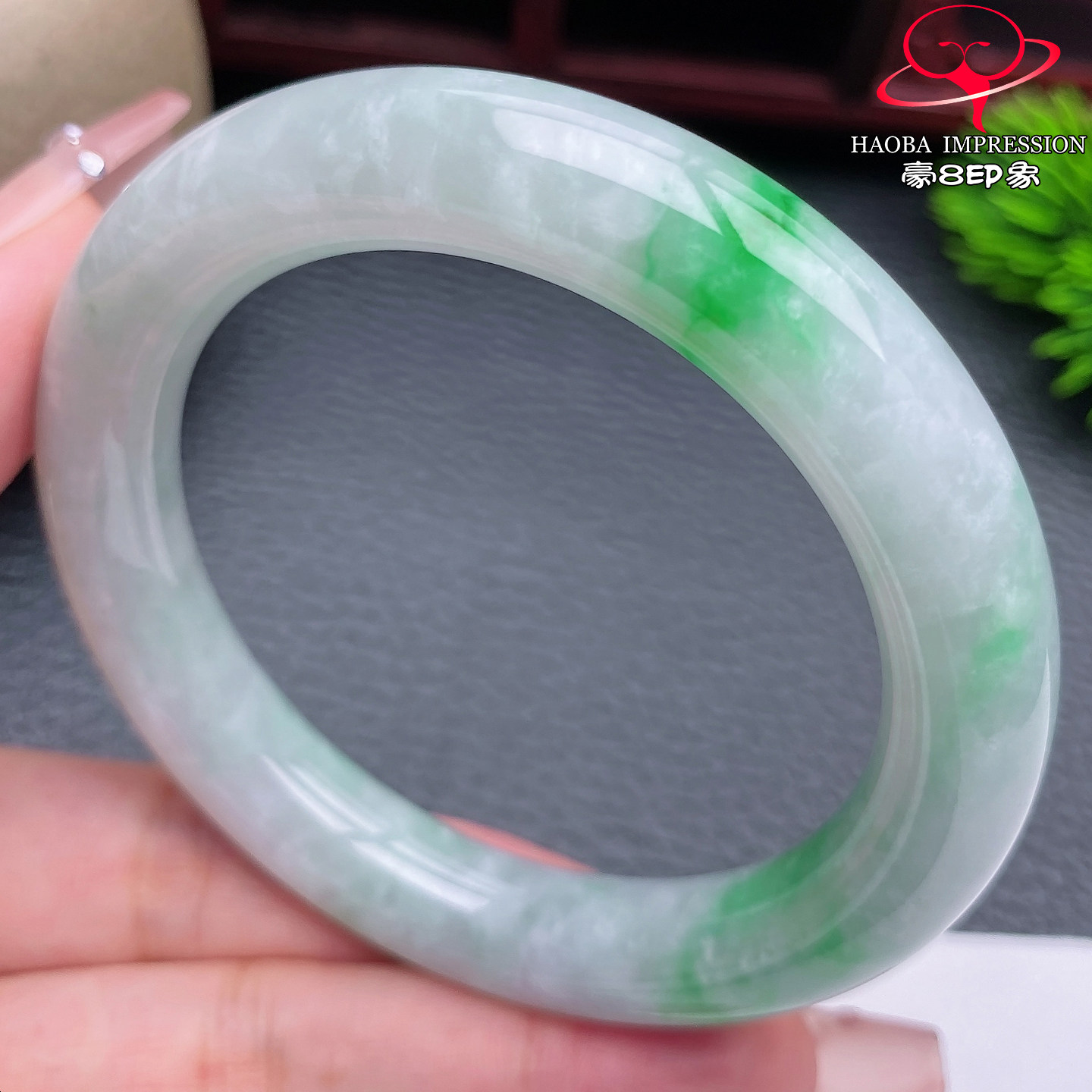 豪8印象Y26138Y136翡翠圆条手镯圈口54.3天然缅甸白底带翠玉手镯