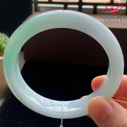 豪8印象W26100W685天然A货翡翠圈口55.5冰糯种淡春彩阳绿正圈玉镯