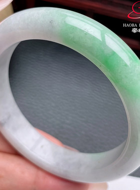豪8印象S226018Y262翡翠手镯圈口55.8天然白底带绿缅甸玉手镯59g
