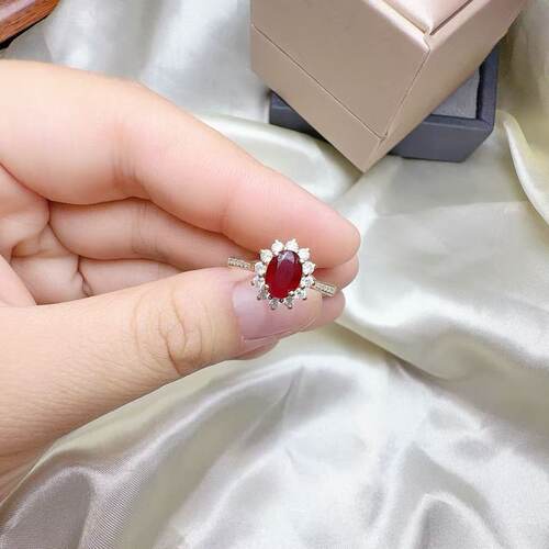 18K金鸽血红宝石戴妃款戒指