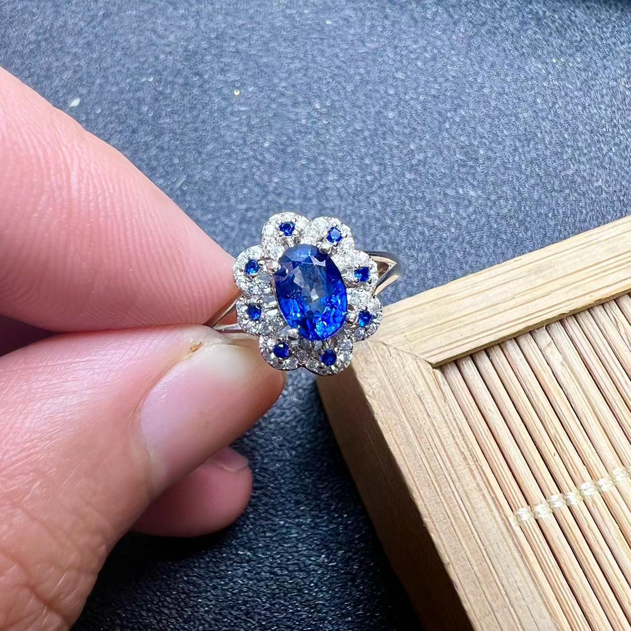天然无烧皇家蓝蓝宝石戒指5乘7 925银精工镶嵌天然彩宝首饰时尚