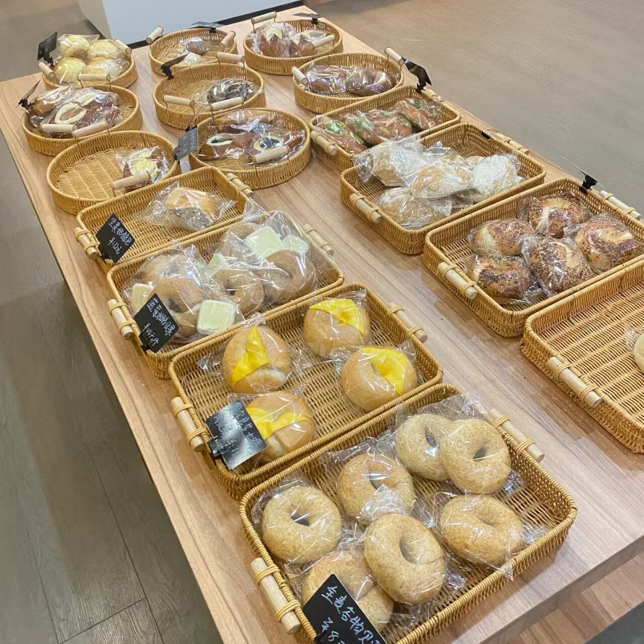 北欧风藤编面包篮商用烘焙陈列筐点心水果收纳篮餐桌编织展示托盘