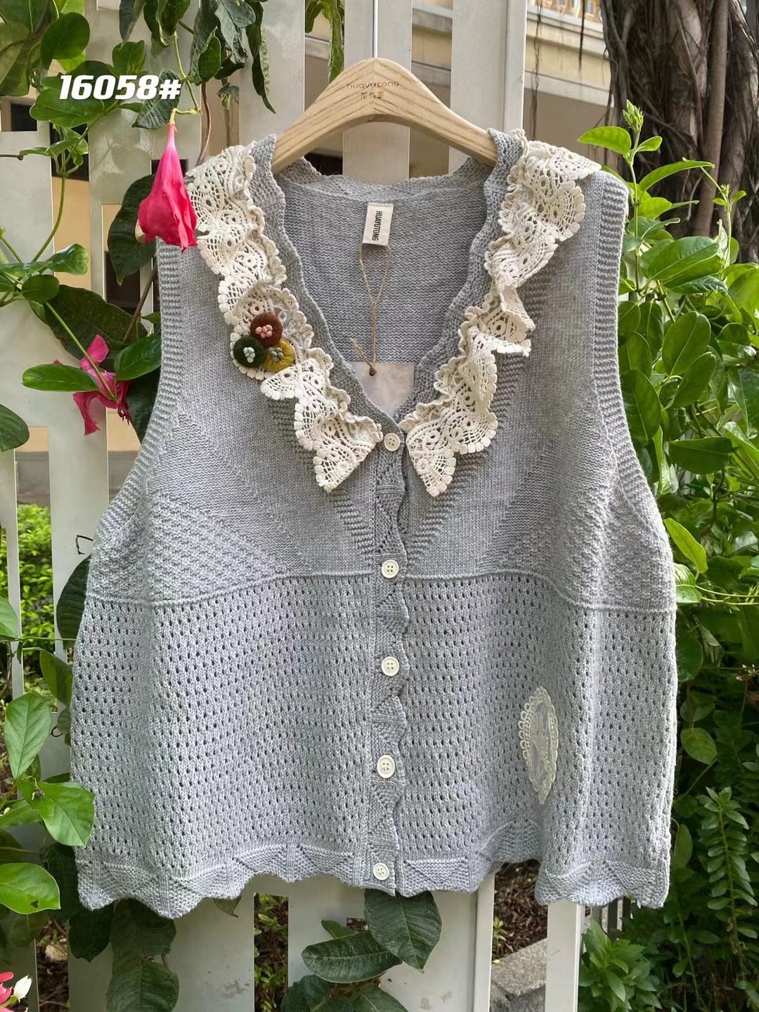 日韩森系甜妹蕾丝拼接单排扣马甲开衫送扣花针织马夹少女叠穿上衣