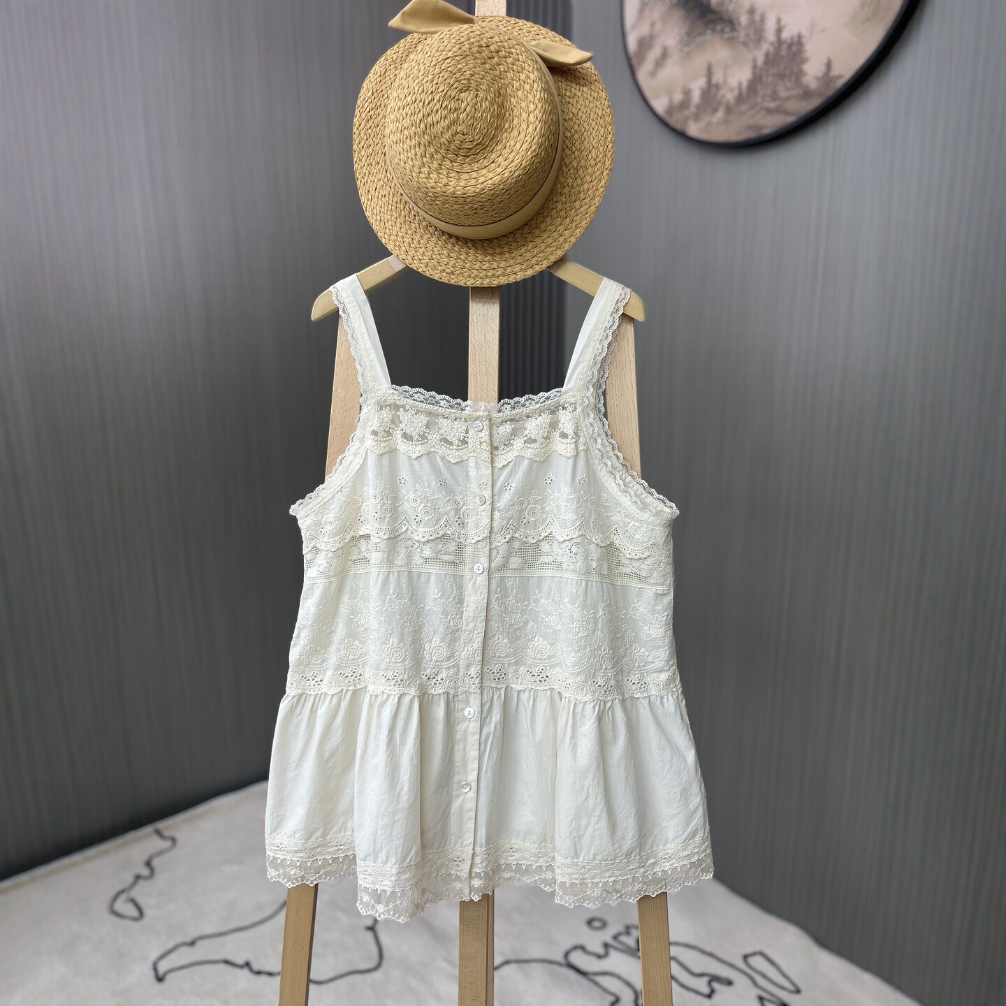 26春夏蕾丝拼接仙女无袖背心吊带前开扣叠穿刺绣棉布宽松版上衣女