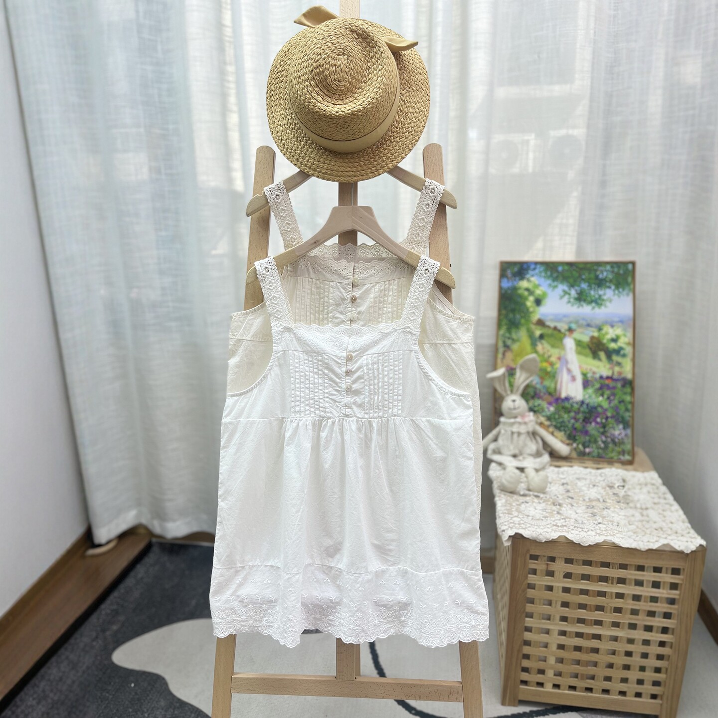 森女甜美少女棉布刺绣吊带上衣风琴褶贝壳扣花边下摆背心叠穿屁帘