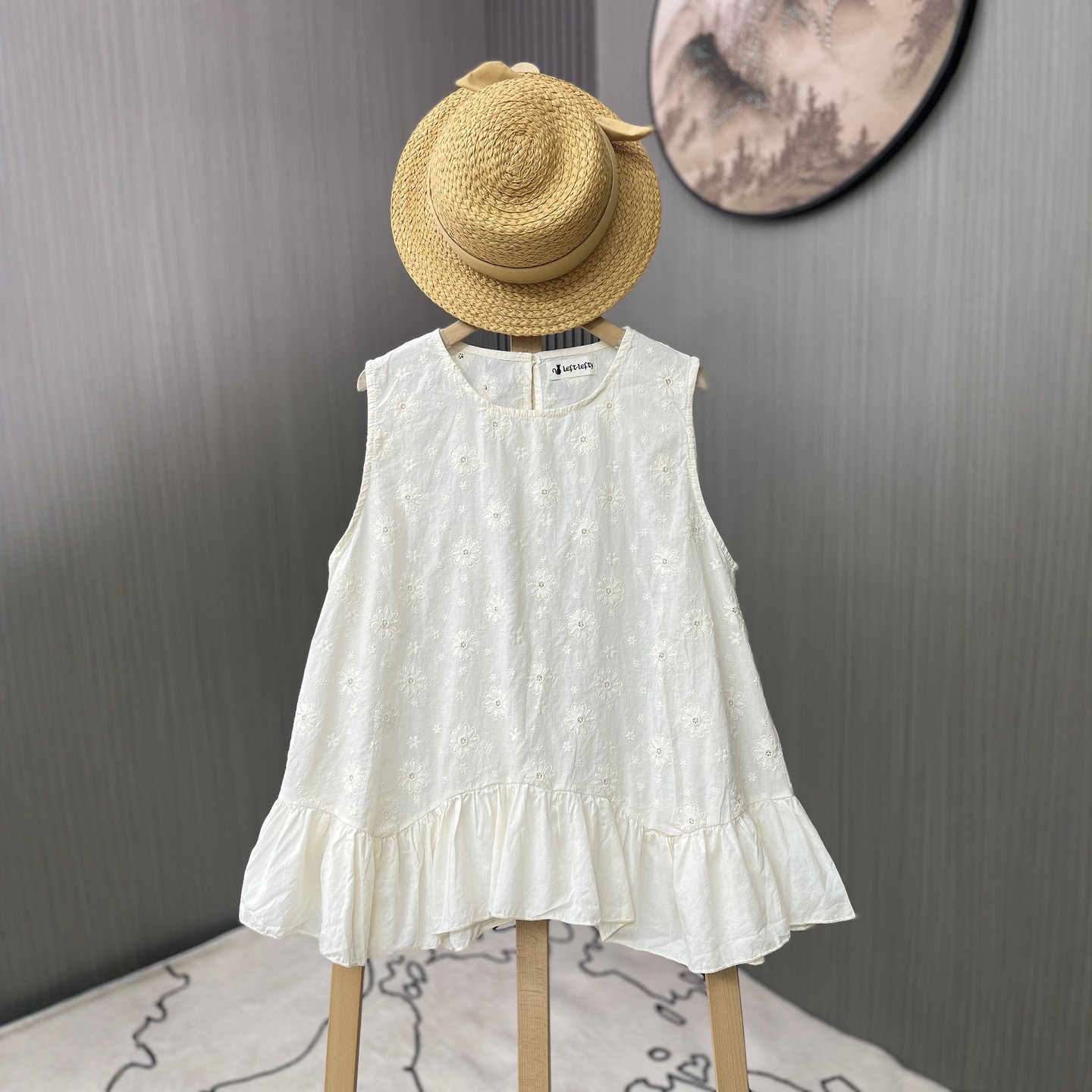 26春夏森系甜美减龄圆领无袖刺绣小雏菊薄棉布背心荷叶边下摆上衣