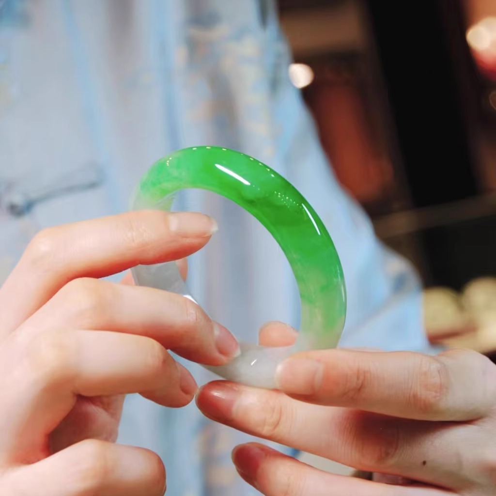 冰阳绿手镯春带彩半山水玉镯子