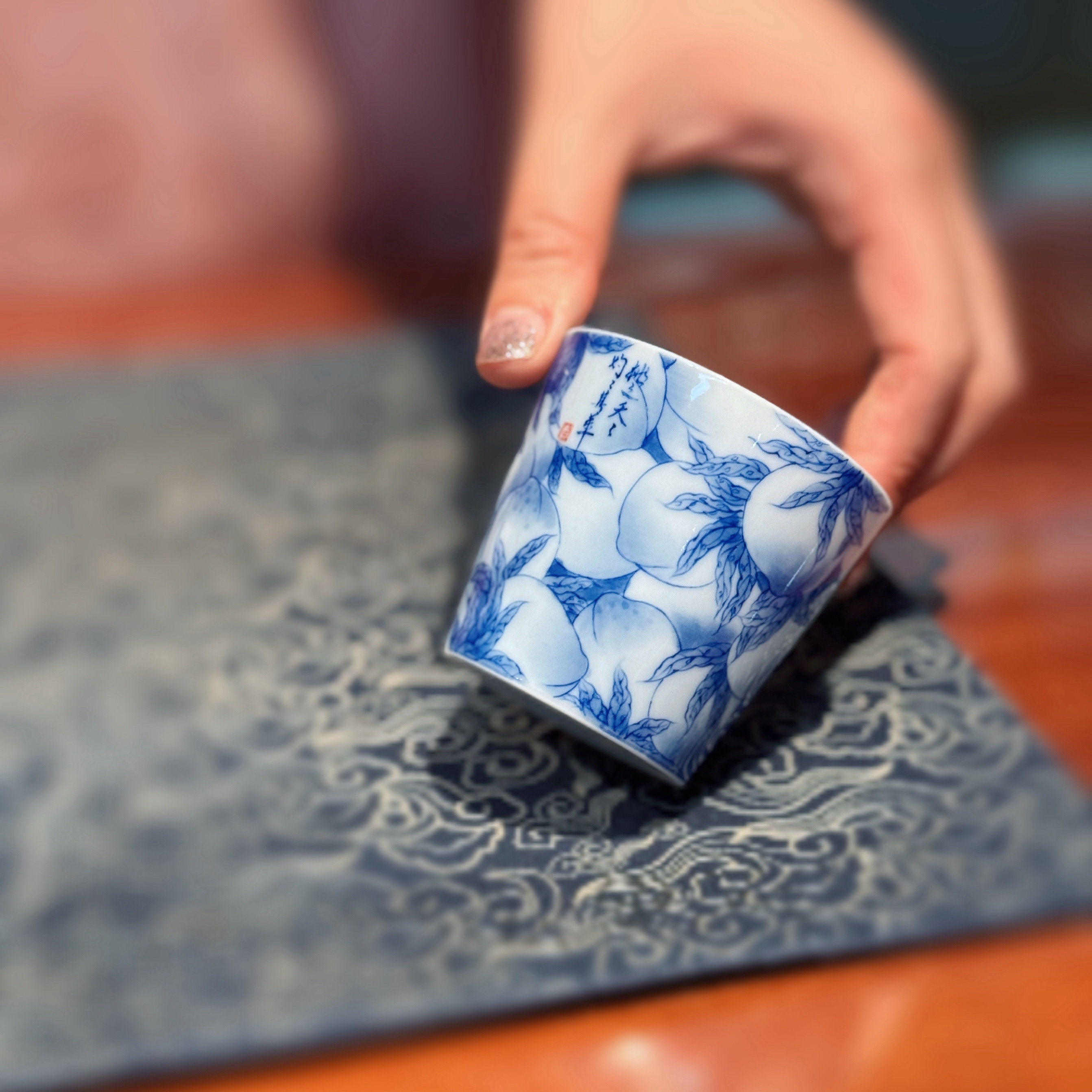 画堂春 桃子小直口杯手工手绘主任杯茶具陶瓷茶杯品茗杯