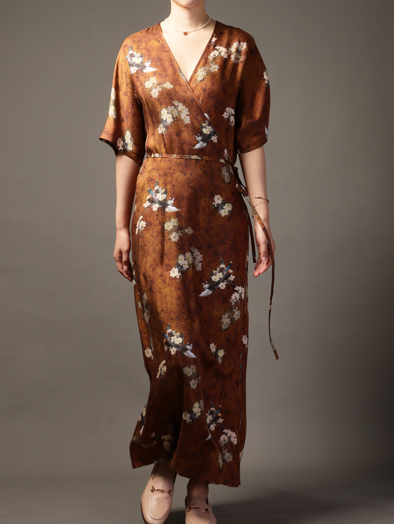 福家 小众设计 很有调性的炒色印花 复古有腔调铜氨丝裹身连衣裙