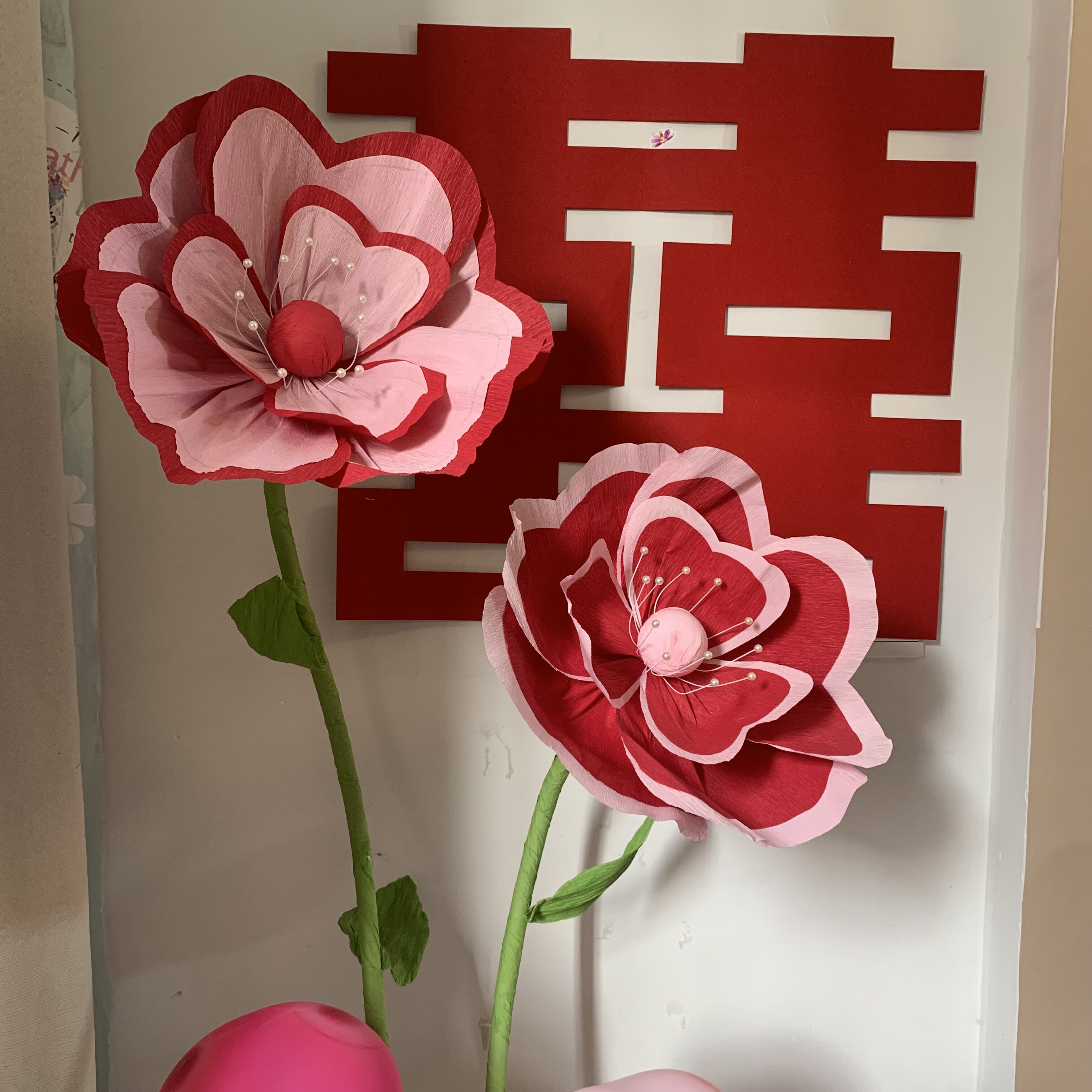 渐变红色花艺喜庆婚房拍照背景墙布置婚庆舞台装饰房间成品纸花艺