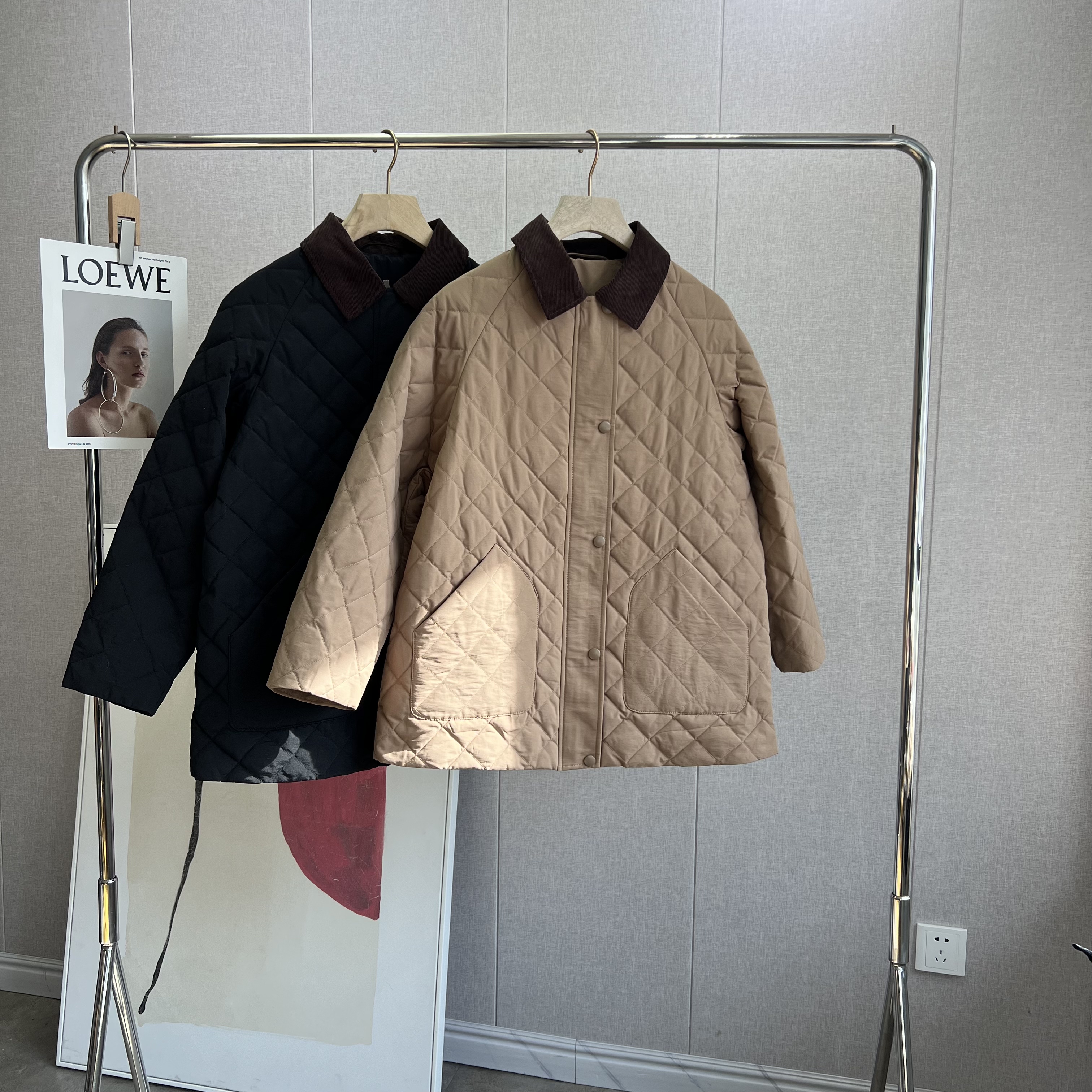 柜上7+！英伦巴恩风 2025小he夹克90白鹅绒菱格羽绒服翻领工装,女装/女士精品,羽绒服,淘宝优惠券,粉丝福利购,淘宝优惠卷