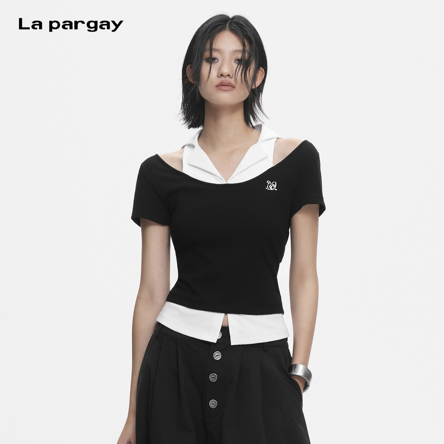 Lapargay 假两件衬衫领拼接 大U领露肩 短款收腰开叉 L78200203C
