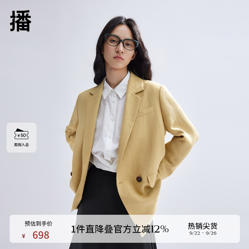 利落西装领，开衩设计下摆